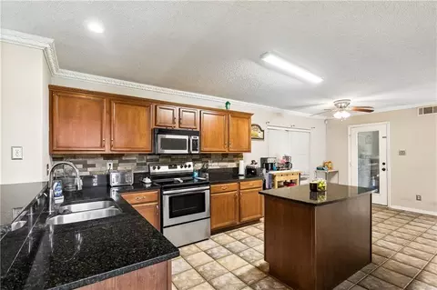 Kitchen - 2033 Heather Ln, Slidell, LA 70461 photo 1 of 3