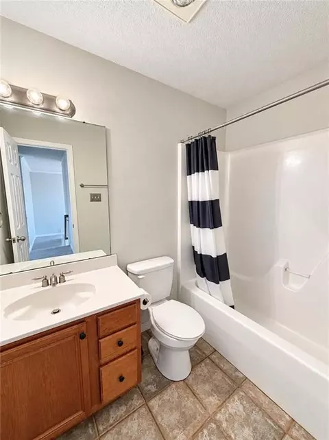 Bath - 2033 Heather Ln, Slidell, LA 70461 photo 2 of 3