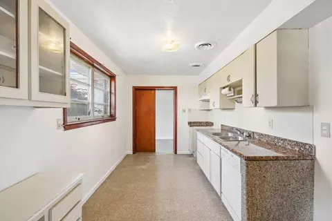 Kitchen - 810 Gerry Dr, Kenner, LA 70062 photo 2 of 2
