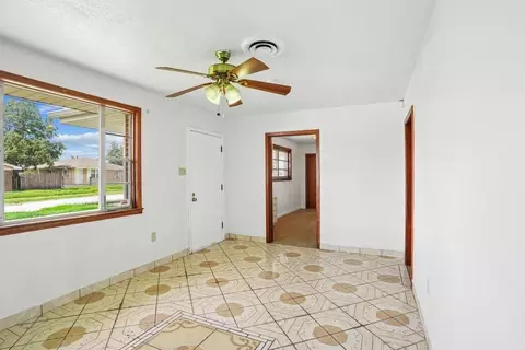 Living - 810 Gerry Dr, Kenner, LA 70062 photo 2 of 3