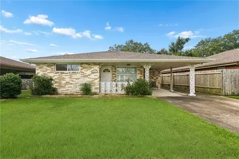 2121 Charles Dr, Chalmette, LA 70043