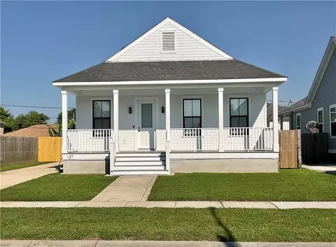 137 Seal Dr, Arabi, LA 70032