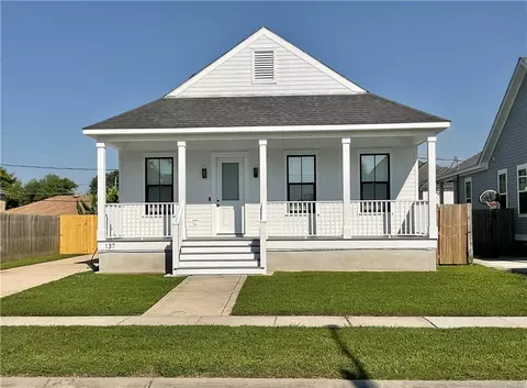 137 Seal Dr, Arabi, LA 70032