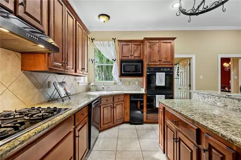 Kitchen - 561 Winbourne Dr, Slidell, LA 70461 photo 3 of 3