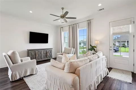 Living - 2020 Begue Ln, Covington, LA 70433 photo 2 of 2