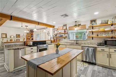 Kitchen - 18318 Cusachs Dr, Covington, LA 70433 photo 2 of 2