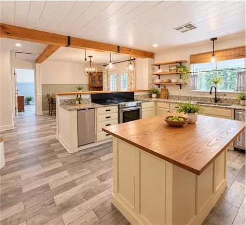Kitchen - 18318 Cusachs Dr, Covington, LA 70433 photo 2 of 2
