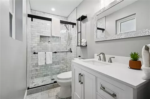 Bath - 24 W Levert Dr, Luling, LA 70070 photo 1 of 2