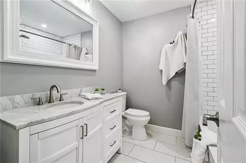Bath - 24 W Levert Dr, Luling, LA 70070 photo 2 of 2