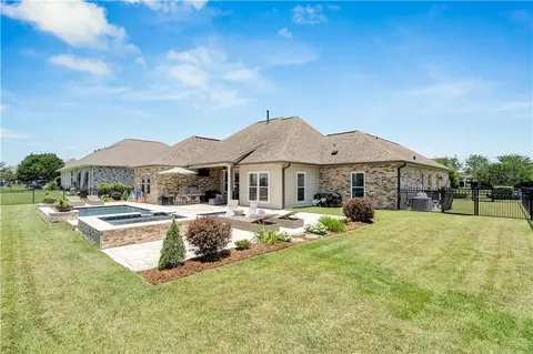 Exterior - 210 Lac Calcasieu Dr, Luling, LA 70070 photo 4 of 7