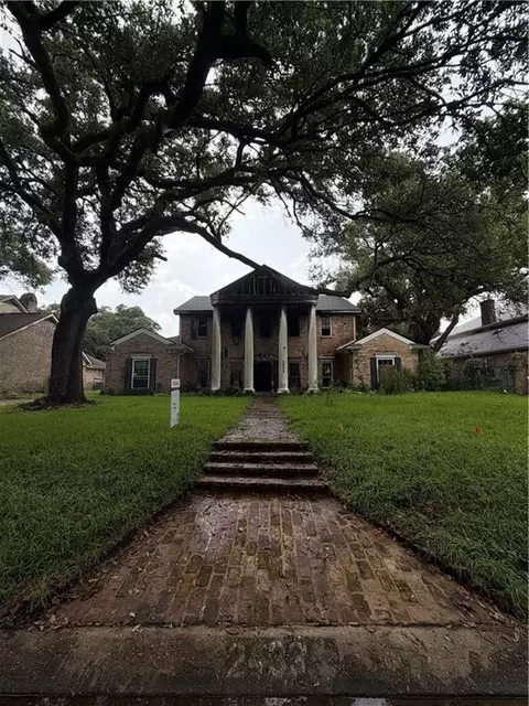 2433 Bedford Dr, New Orleans, LA 70131