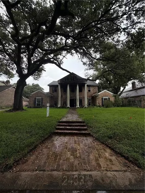2433 Bedford Dr, New Orleans, LA 70131