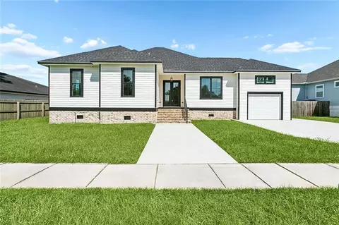 4008 Kings Dr, Chalmette, LA 70043