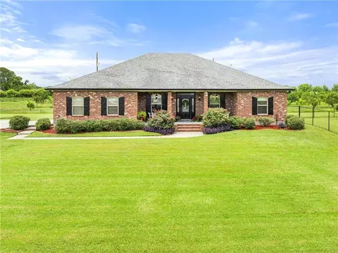 180 Pelican Pl, Belle Chasse, LA 70037