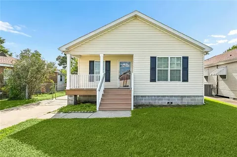2202 Stander Pl, Chalmette, LA 70043