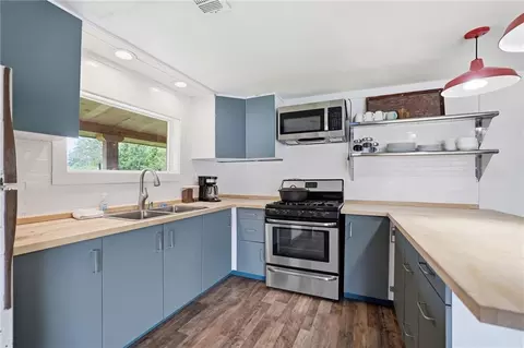 Kitchen - 32533 Rainy Ln, Springfield, LA 70462 photo 2 of 2
