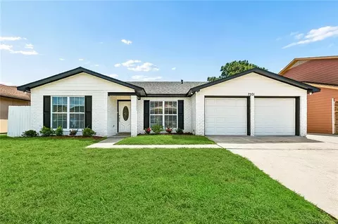 7201 Pinebrook Dr, New Orleans, LA 70128