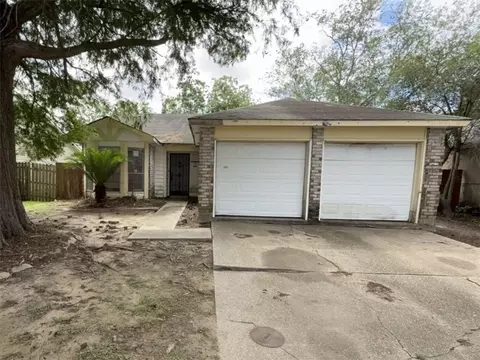 949 E Kingsway Dr, Gretna, LA 70056