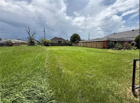 400 Bear Dr, Arabi, LA 70032 photo 2