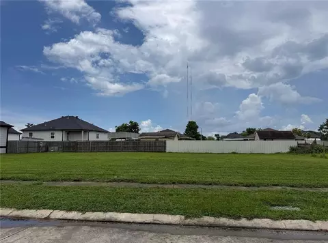 709 Ellen Dr, Chalmette, LA 70043