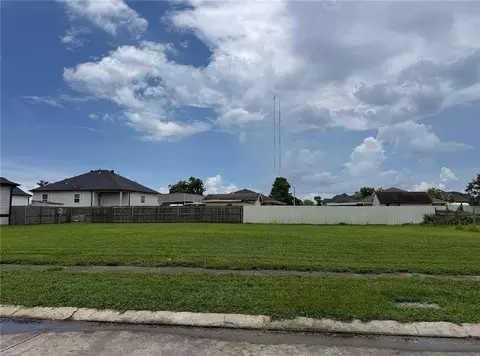 709 Ellen Dr, Chalmette, LA 70043