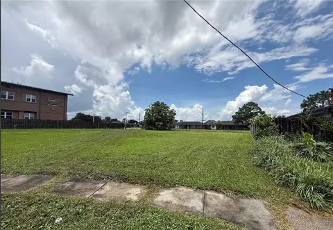 3220 Charles Ct, Chalmette, LA 70043