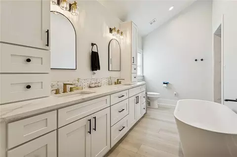Bath - 676 E Railroad Ave, Independence, LA 70443 photo 1 of 5