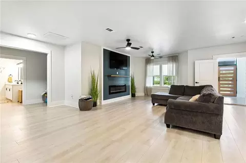 Living - 676 E Railroad Ave, Independence, LA 70443 photo 1 of 4