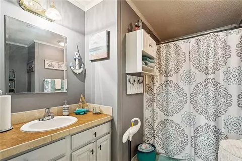 Bath - 37410 E Pinehill Dr, Slidell, LA 70460 photo 2 of 2