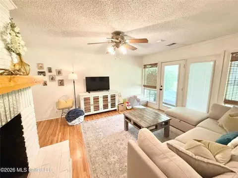 Living - 403 Pine Dr, Brookhaven, MS 39601 photo 7 of 7