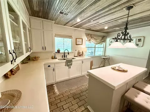 Kitchen - 403 Pine Dr, Brookhaven, MS 39601 photo 3 of 7