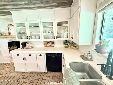Kitchen - 403 Pine Dr, Brookhaven, MS 39601 photo 5 of 7
