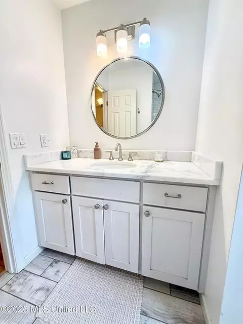 Bath - 403 Pine Dr, Brookhaven, MS 39601 photo 2 of 7