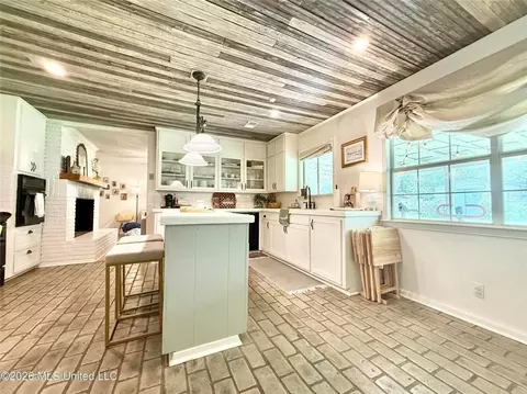 Kitchen - 403 Pine Dr, Brookhaven, MS 39601 photo 2 of 7