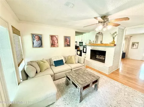 Living - 403 Pine Dr, Brookhaven, MS 39601 photo 6 of 7