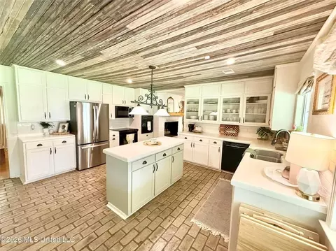 Kitchen - 403 Pine Dr, Brookhaven, MS 39601 photo 4 of 7