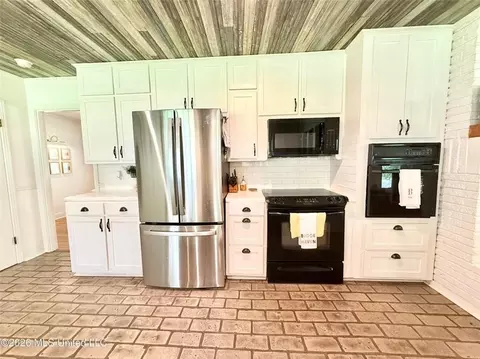 Kitchen - 403 Pine Dr, Brookhaven, MS 39601 photo 6 of 7