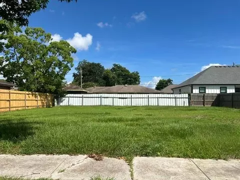 2400 Legend Dr, Meraux, LA 70075