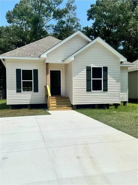 61450 Marie Dr, Lacombe, LA 70445