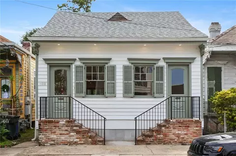 8221 Maple St, New Orleans, LA 70118