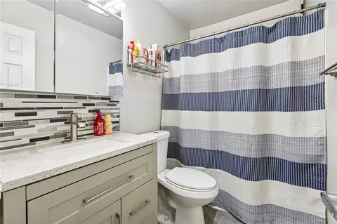 Bath - 127 Magnolia Ct, Luling, LA 70070 photo 3 of 4