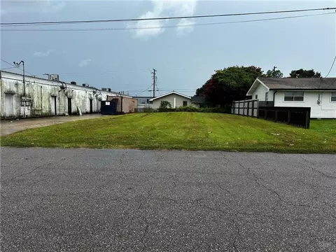 624 Oak St, Marrero, LA 70072