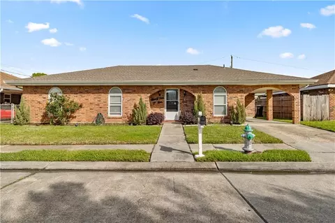 2405 Artillery Dr, Chalmette, LA 70043