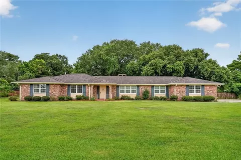 107 Victoria Dr, Belle Chasse, LA 70037