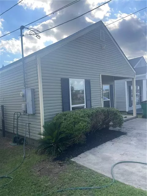 2120 Newton St, Gretna, LA 70053