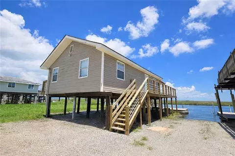 697 Martin Ln, Port Sulphur, LA 70083