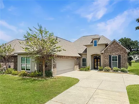 329 Old Place Ln, Madisonville, LA 70447