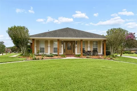 108 Dickson Dr, Belle Chasse, LA 70037