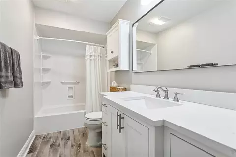 Bath - 4236 Beaune Dr, Kenner, LA 70065 photo 3 of 3