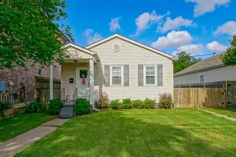704 Metairie Lawn Dr, Metairie, LA 70001